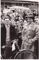 Der glückliche Gewinner eines hera-Rades und Georg Hegendörfer, 1954