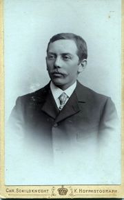 Junger Mann mit Beamtenblick.jpg