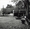 Das ehem. Seyfriedsche Gartenhaus (rechts im Hintergrund mit Nebengebäuden), im Vordergrund die Billinganlage mit Straßenbahn, 1937