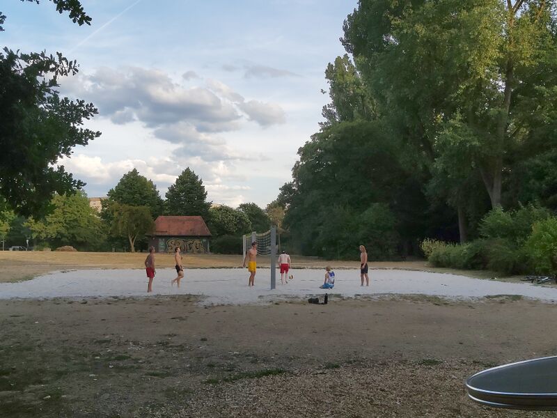 Datei:Beachvolleyball Friedenstraße.jpg
