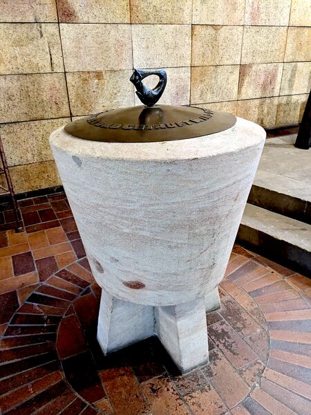 Datei:20240908 Löhekirche Taufstein.jpg