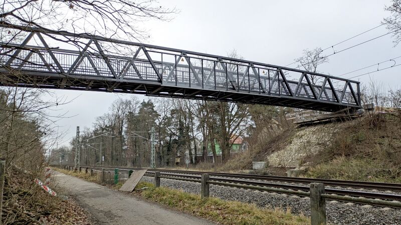 Datei:20251215 Fußgängerbrücke Bahn 1.jpg