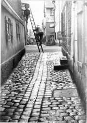Blick vom Schützenhof in die Bergstraße; Stufen rechts von Schützenhof 1 (Metzgerei Krehn) 1934.jpg