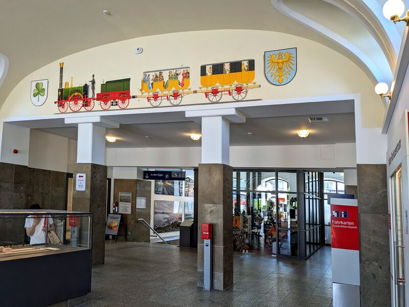 Datei:20230625 Bahnhofshalle.jpg