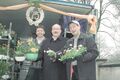 Feier zum 75-jährigen Jubiläum mit prominenten "Blumenverkäufern". Mit freundlicher Genehmigung des Unternehmers, 2001