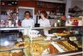 Die Verkaufstheke im ehem. Café Waldmann Team, rechts die Konditormeisterin Ursula Waldmann, ca. 1990