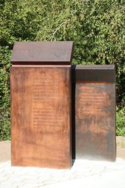 Gedenktafeln der Benario Gedenkstätte.JPG