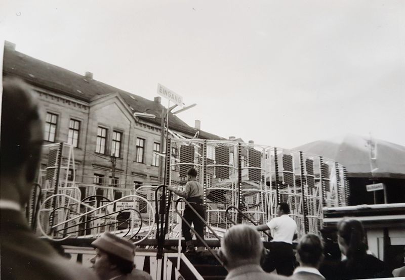 Datei:Kirchweih 1959 Fahrgeschäft Roundup.jpg