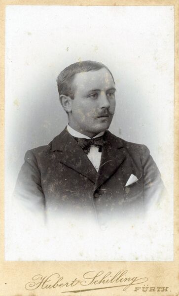 Datei:MiF Mann mit Taschentuch.jpg