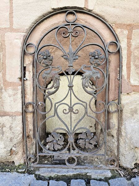 Datei:20260227 Rentamt Gitter Kellerschütte.jpg