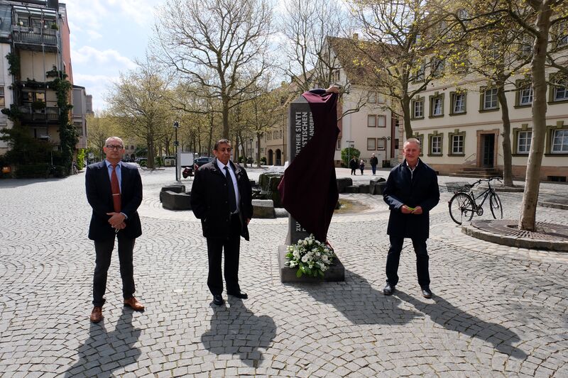 Datei:Mahnmal Sinti Enthüllung Mai 2021 7.jpg