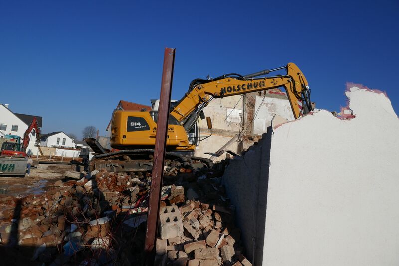 Datei:Abriss Gaststätte zur Ringbahn 9, 03.03.22.JPG