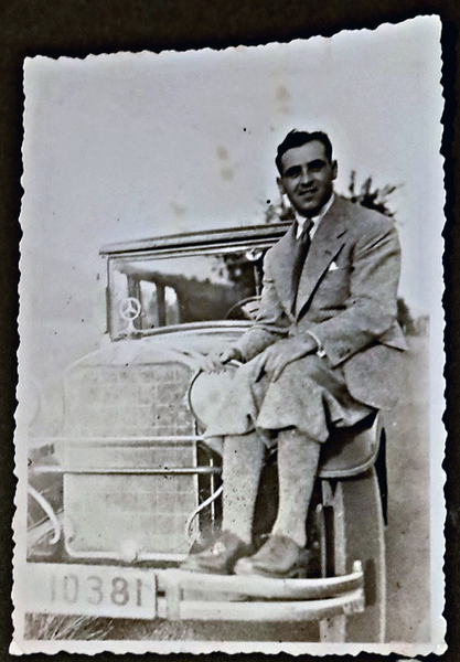 Datei:Ernst Löwengart auf Auto.png