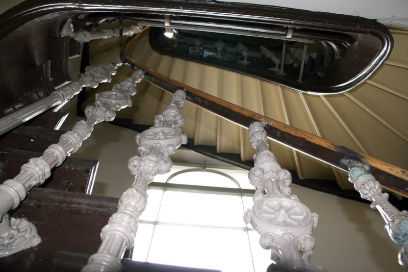 Datei:Fielder Treppenhaus Geländer.jpg