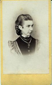 Greiner Frau mit Kette.jpg