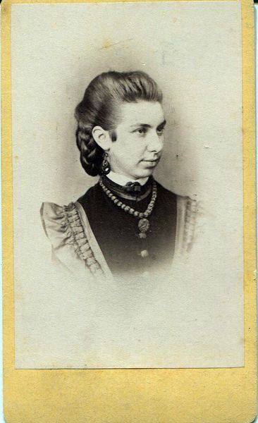Datei:Greiner Frau mit Kette.jpg