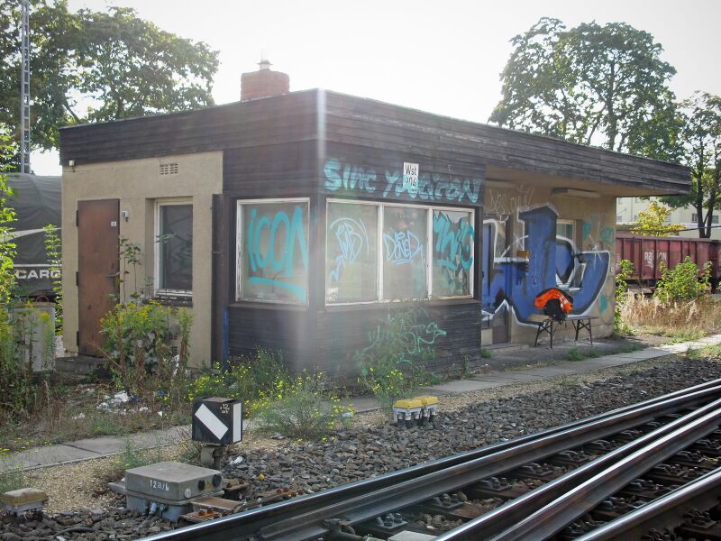 Datei:2015-09-21 Weichenstellbude 904 (03).jpg