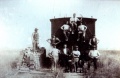 Arbeiter aufgereiht vor einem Güterwaggon auf der Trasse der späteren "<a class="mw-selflink selflink">Kasernenbahn</a>"