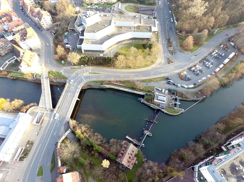 Datei:Luftbild Rednitz 2015 Flusswehr Stadthalle.jpg