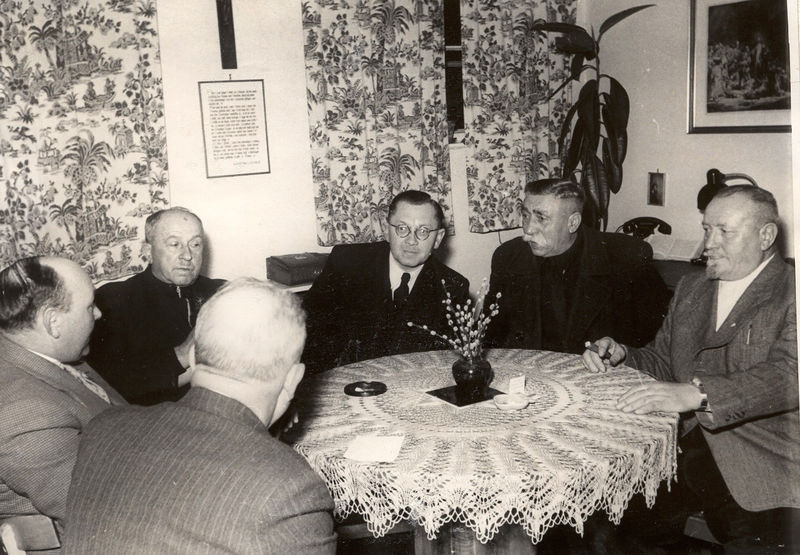 Datei:Poppenreuther Kirchenvorstandsrunde 50-er.jpg