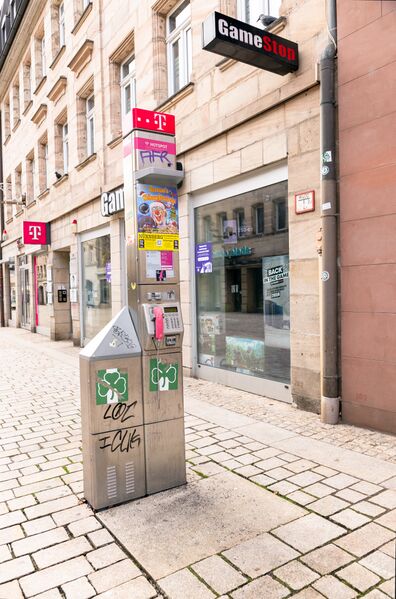 Datei:Telefonsäule GameStop Dez 2022.jpg