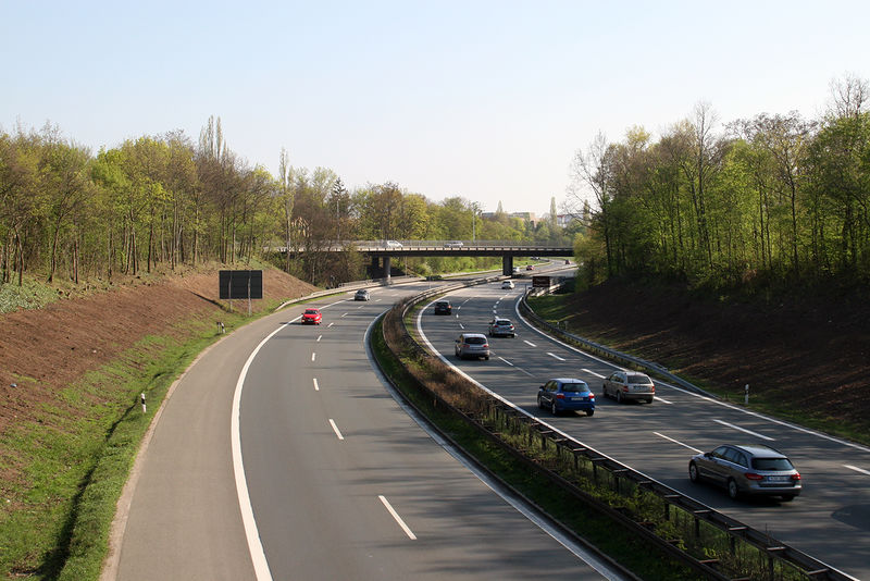 Datei:Frankenschnellweg Kurgartenbrücke im Hintergrund.jpg