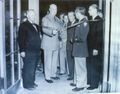 General Swartz eröffnet das U.S.-Kino. Rechts neben ihm im dunklen Anzug der Fürther Bürgermeister Hans Segitz.