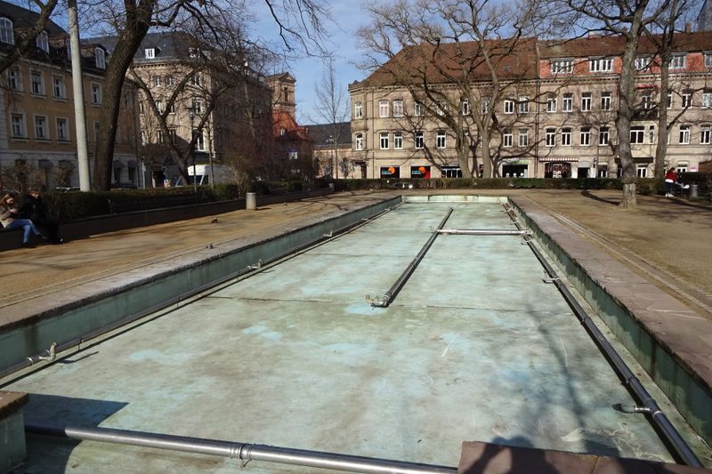 Datei:Springbrunnen Dr.-Adenauer-Anlage 2020.jpg