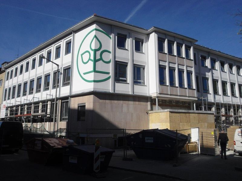 Datei:21.07.2015 Königswarterstr. 28 neue Fassade.jpg