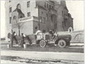 Gaswerk, Verwaltungsgebäude, Leyher Str. 69, im Vordergrund Müllsammelwagen mit Vorspann-Elektromobil, Aufnahme von 1911