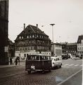 Kreuzung vor dem Rathaus mit Blick Richtung Königsplatz. 1950er Jahre