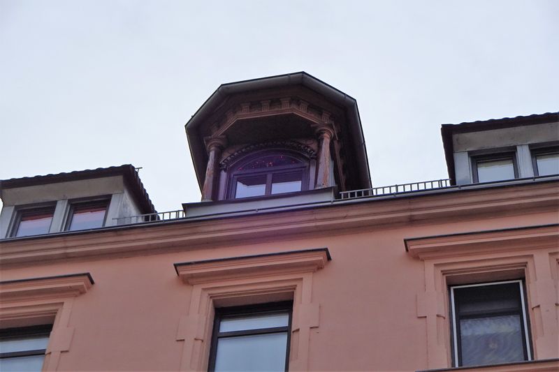 Datei:Dacherker Ludwig-Erhard-Straße 7.jpg