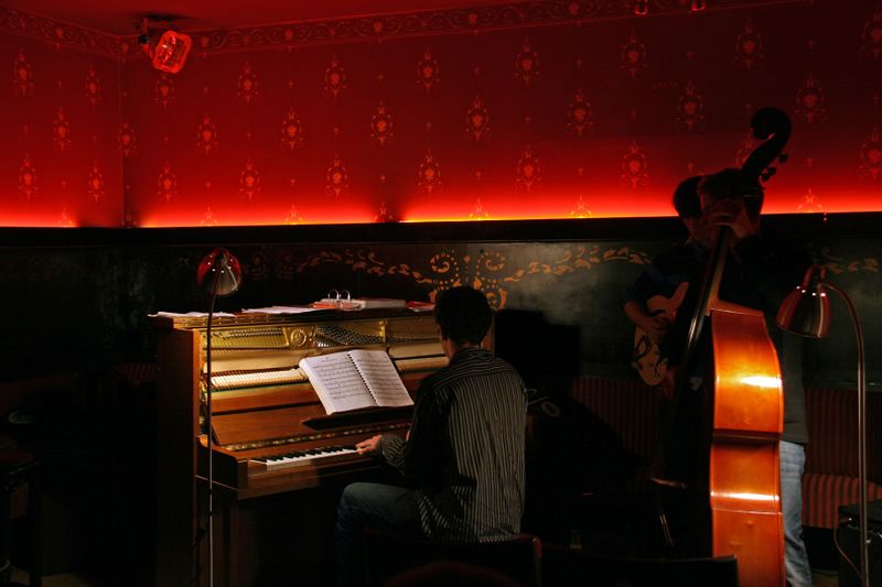 Datei:Gelber Löwe Bar Dez 2009.jpg