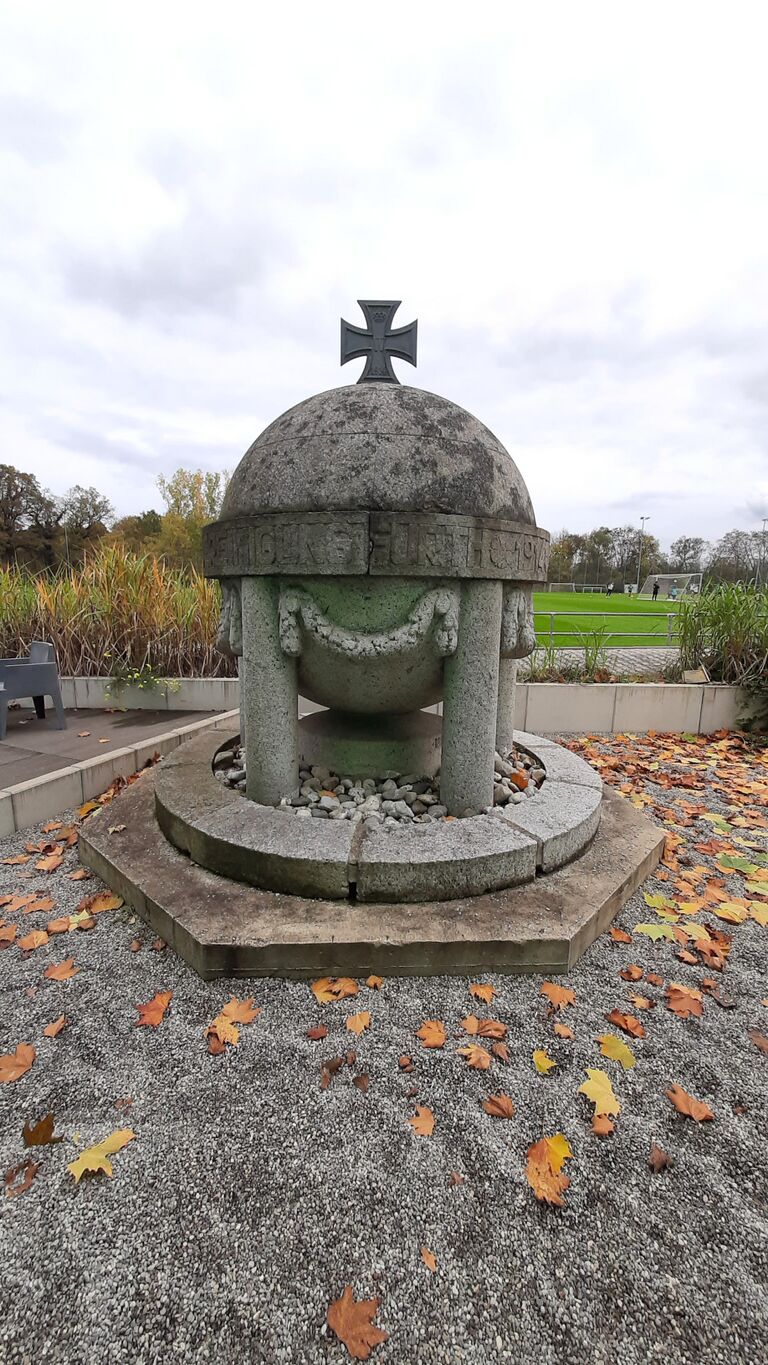 Kriegerdenkmal Spielvereinigung (2).jpg