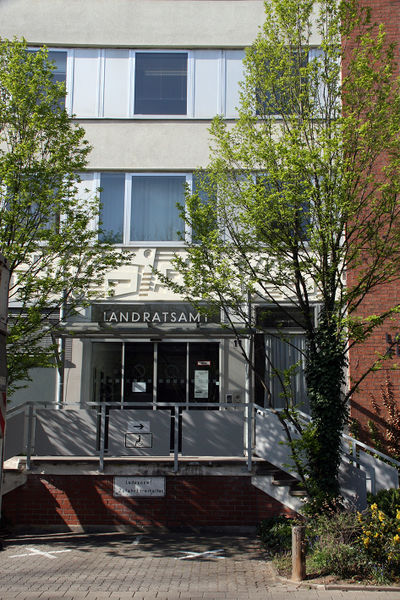 Datei:Landratsamt Eingang 1.jpg