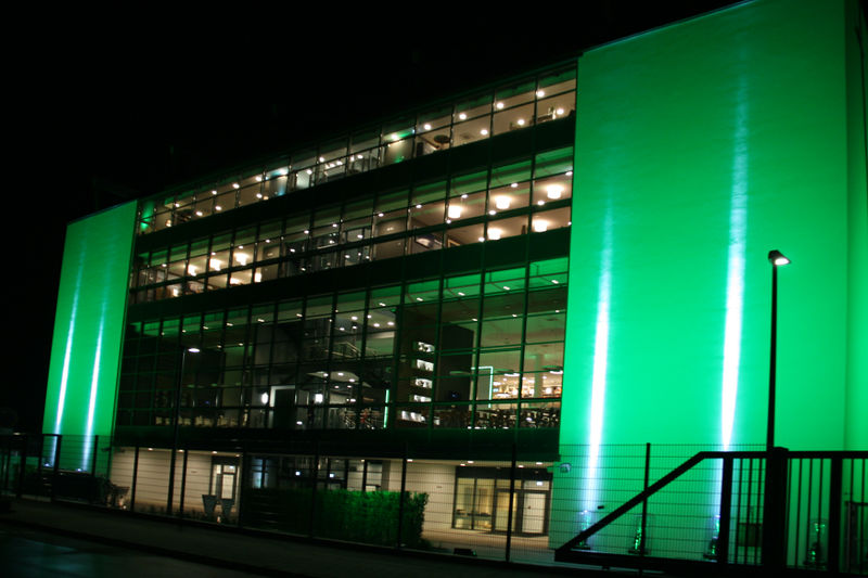 Datei:Ronhof 2017 Haupttribüne Nacht1.jpg