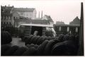 Beladen des Firmenautos der Firma Reifen-Reichel in der Langen Straße mit Reifen, 1955