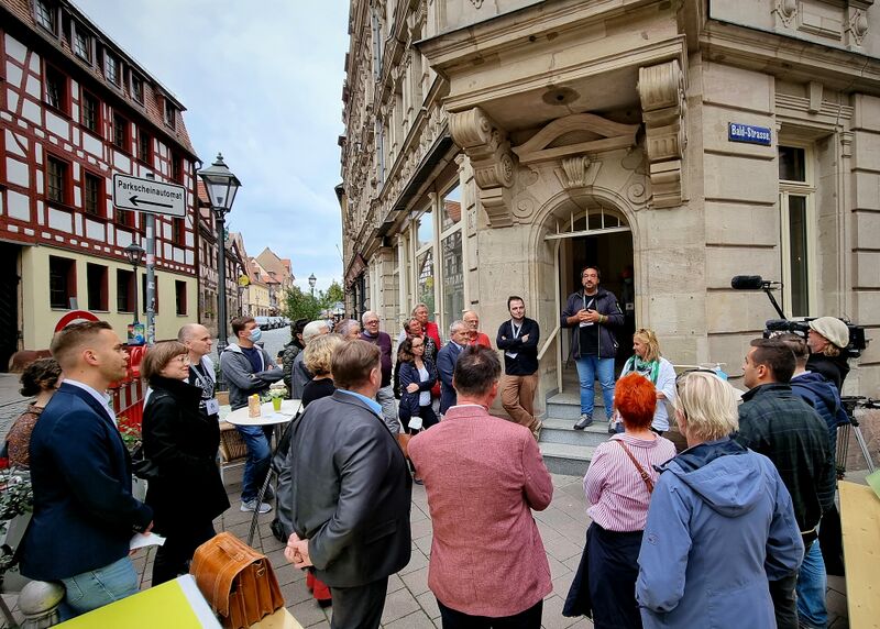 Datei:2021-09-17 Eröffnungsfeier FürthWiki-Laden Begrüßung.jpg