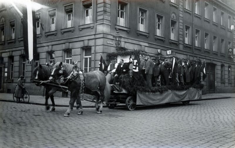 Datei:Fuhrwerk Moststraße Ecke Friedrichstraße ca 1935.jpg