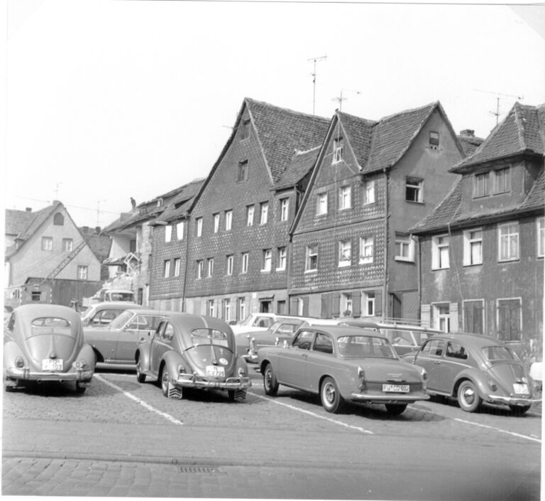 V.r.n.l Königstraße 44 (Hinterhaus),, Staudengasse 2, 4 ,6 und 10 (Abbruchzustand), Parkplatz auf ehemaliger Königstraße 46 .jpg