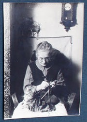 Fritz Oerter Ehefrau mit Katze.jpg