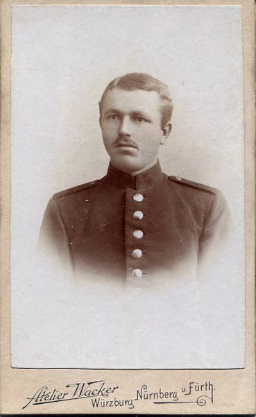 Datei:Wacker Soldat mit Seitenscheitel.jpg