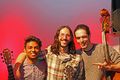 Der indische Weltklasse-Gitarrist Rhytm Shaw mit Guy Palumbo und Freddy Dathe (Duo Another Mother), Dezember 2017 im Kulturbüro Muggenhof