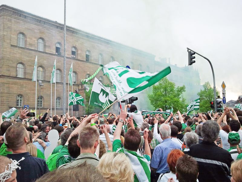 Datei:2012 04 29 Aufstiegsfeier.jpg