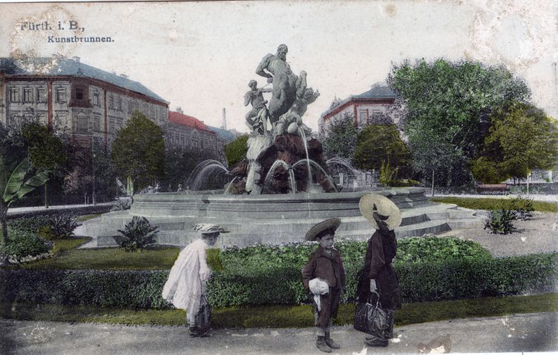 Datei:Centaurenbrunnen Postkarte um 1900.jpg