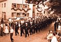 Umzug beim 75-jährigen Jubiläum der Vacher Feuerwehr 1960 am Vacher Marktplatz, die 3 Anführer v.l.n.r.:  Wedel, Franz u. Christgau