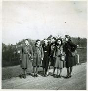 Schülerinnen aus der Edelmannschule ca 1940.jpg