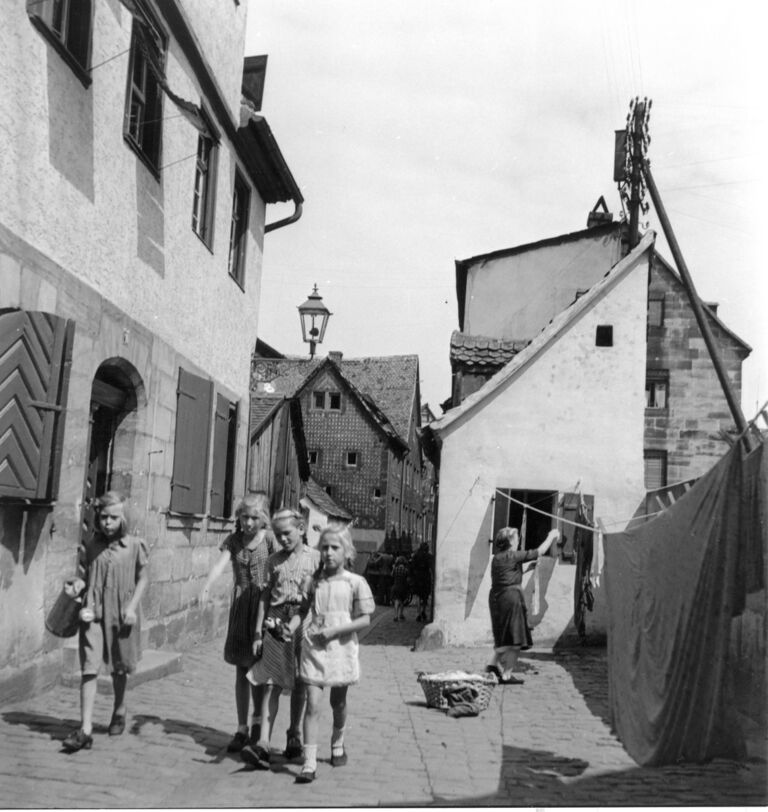 Staudengasse 16 links und 11 Halbgiebel, 1952.jpg