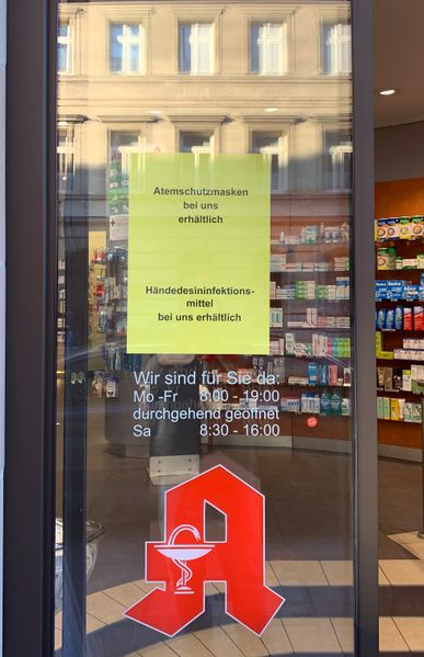 Datei:Apotheke Innenstadt COVID-10 April 2020 1.jpg