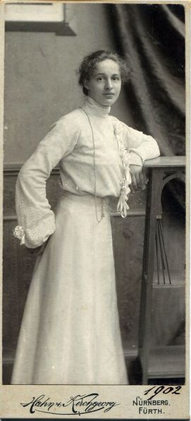 Datei:Frau in Weiß 1902.jpg